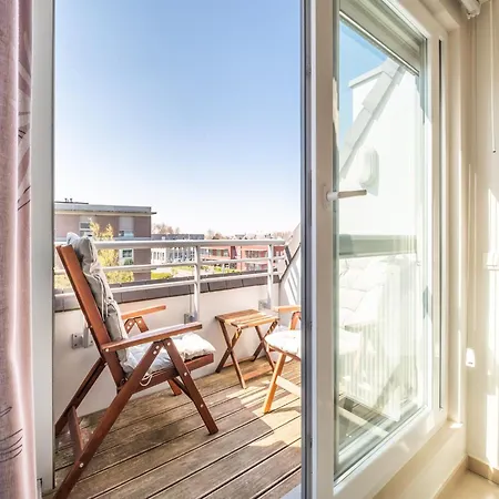 Coastal Retreat With Balcony, Cleaning Included *