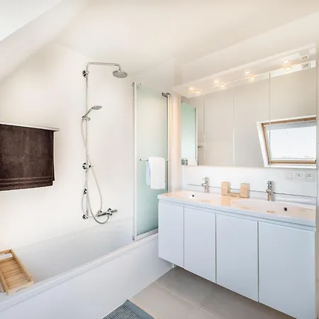 Coastal Retreat With Balcony, Cleaning Included *
