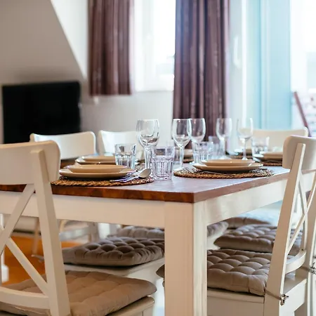 아파트 Coastal Retreat With Balcony, Cleaning Included