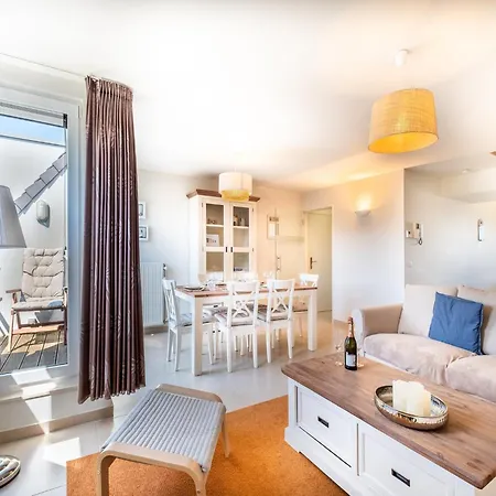 Apartment Coastal Retreat With Balcony, Cleaning Included *