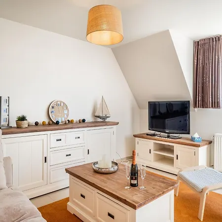 Coastal Retreat With Balcony, Cleaning Included *