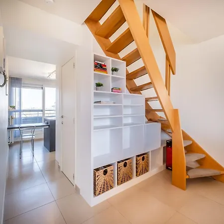 Coastal Retreat With Balcony, Cleaning Included 아파트 코크시데