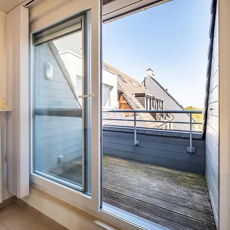 Coastal Retreat With Balcony, Cleaning Included