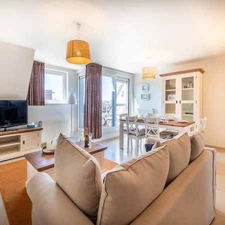 Apartment Coastal Retreat With Balcony, Cleaning Included