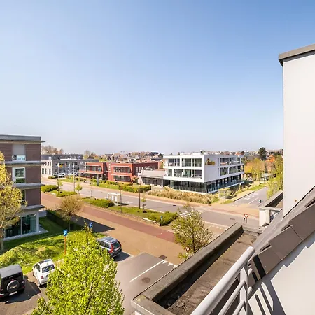 아파트 Coastal Retreat With Balcony, Cleaning Included *