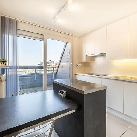 Coastal Retreat With Balcony, Cleaning Included Apartment Koksijde