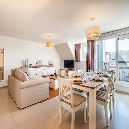 Apartment Coastal Retreat With Balcony, Cleaning Included *