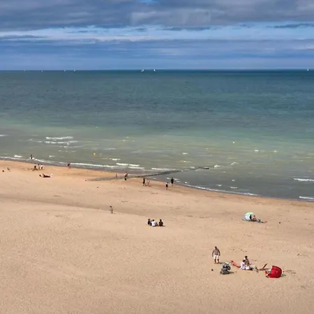 Coastal Retreat With Balcony, Cleaning Included Apartment Koksijde